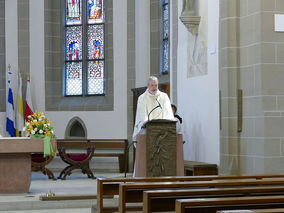 Markusprozession zum Kreuz an der Netzer Straße (© Karl-Franz Thiede)